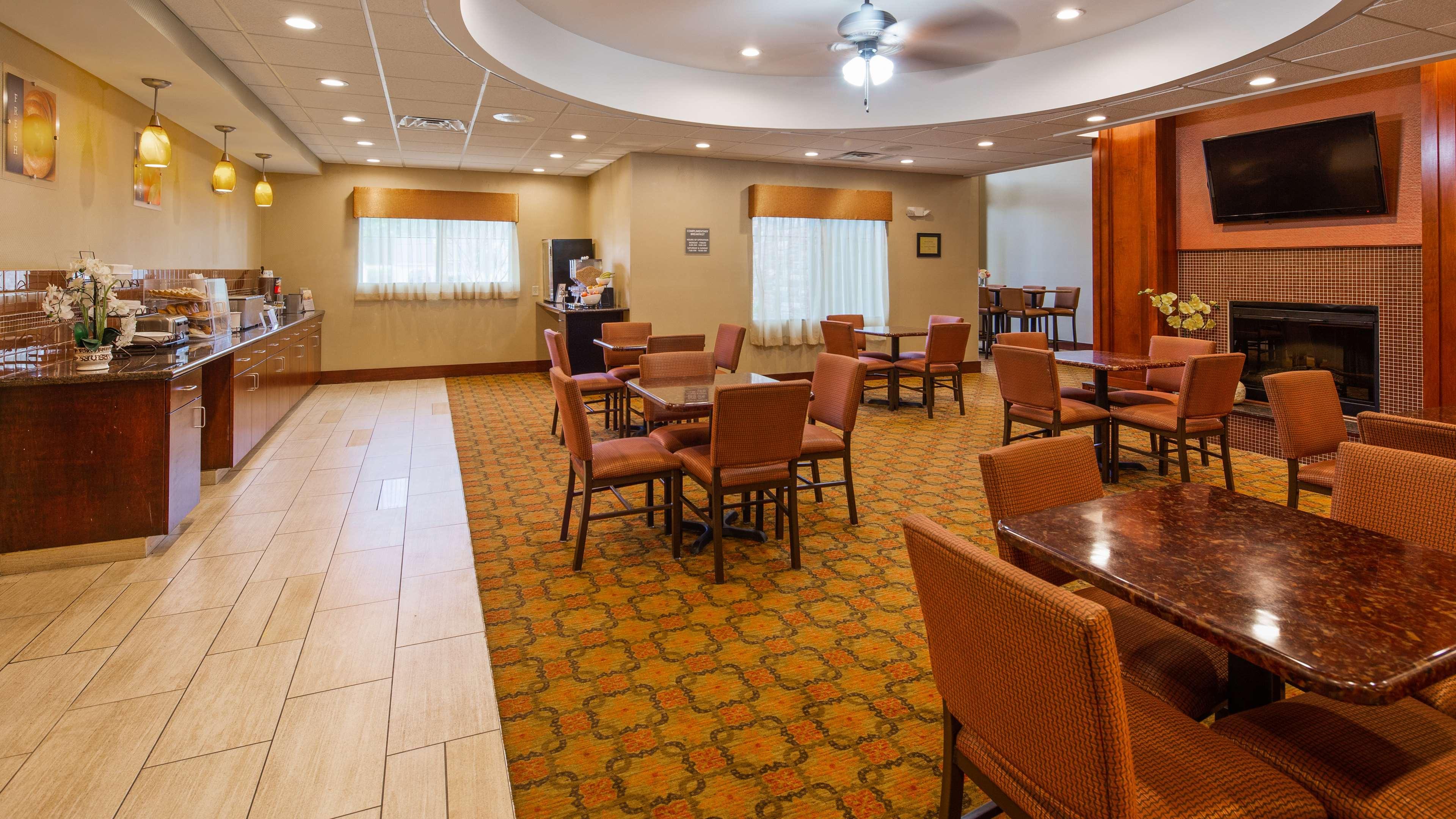 Best Western Plus Finger Lakes Inn & Suites Cortland Exterior photo